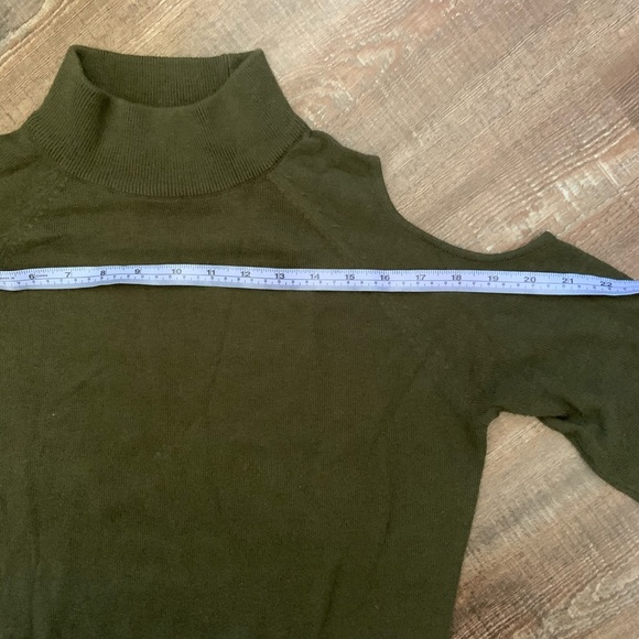 Cold shoulder mock neck sweater - Picture 5 of 6